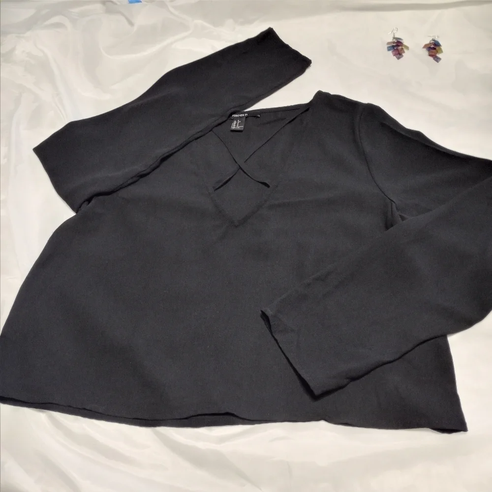 forever21 women's long-sleeved shirt with design on the front size‎ S